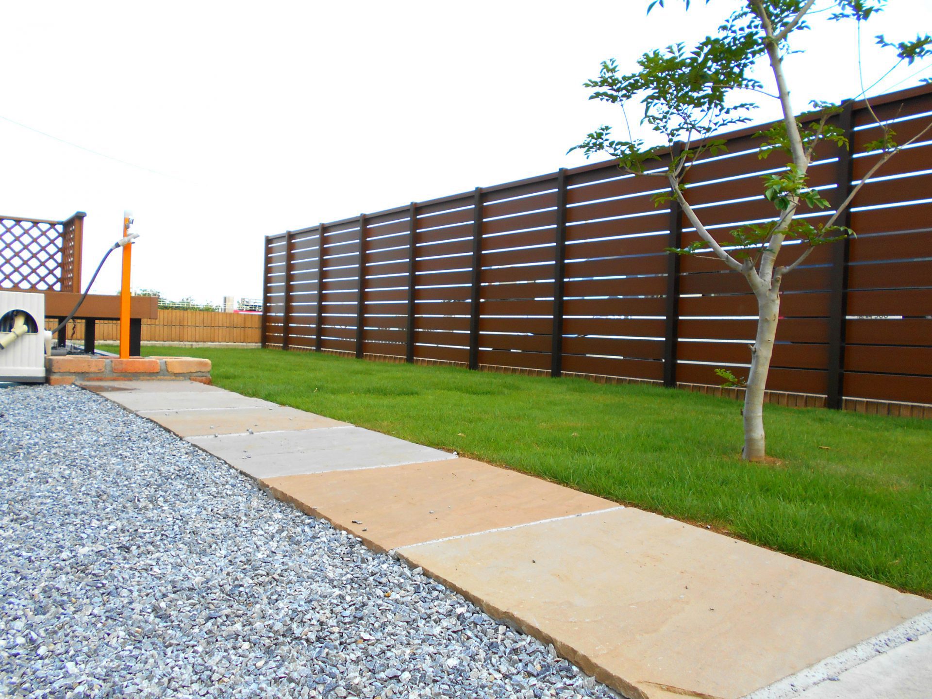 青々した芝生に樹脂フェンスが映えるお庭 高崎 外構 有限会社abcガーデンズ 群馬県高崎市のガーデンセンター エクステリアデザイン
