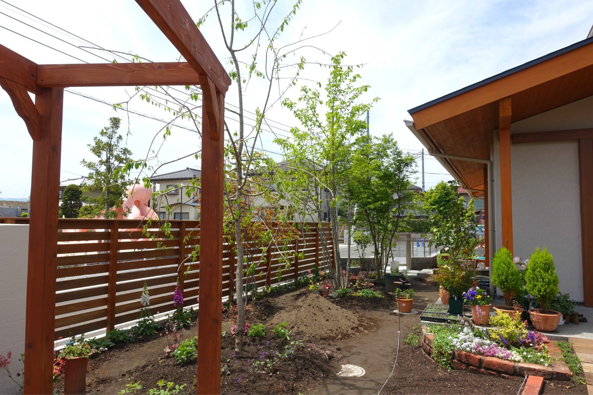 天然木をふんだんに使用したウッディな庭 高崎 外構 有限会社abcガーデンズ 群馬県高崎市のガーデンセンター エクステリアデザイン