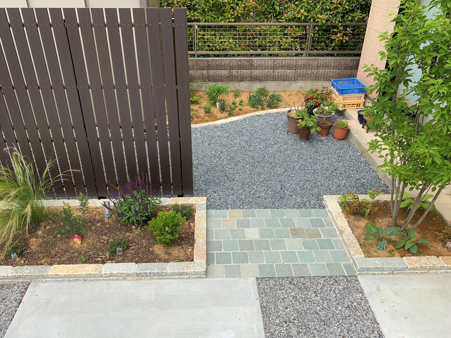 手すりのあるアプローチ 群馬県の外構工事abcガーデン 有限会社abcガーデンズ 群馬県高崎市のガーデンセンター エクステリアデザイン