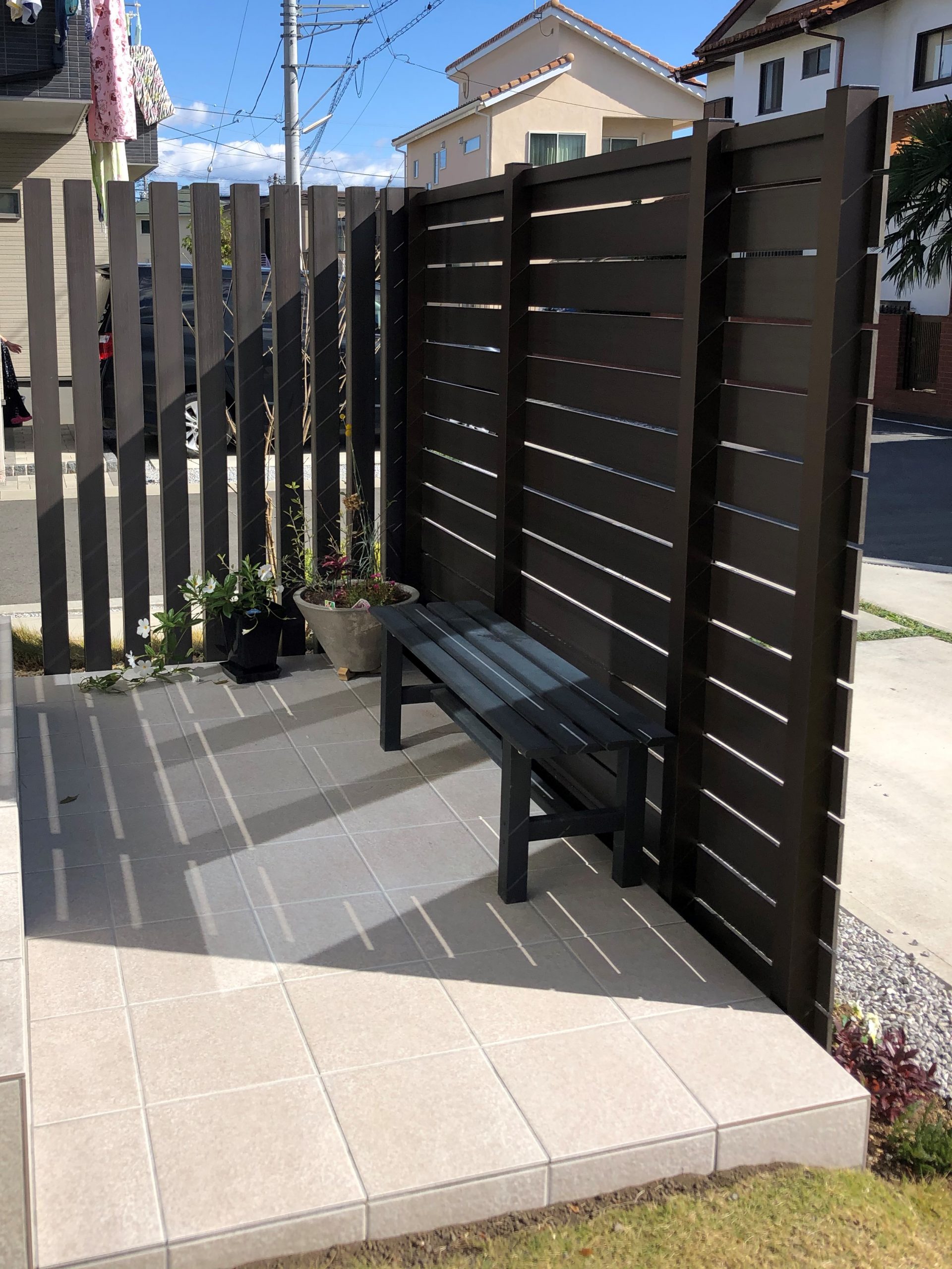 掃き出し窓前のプライベート空間 有限会社abcガーデンズ 群馬県高崎市のガーデンセンター エクステリアデザイン