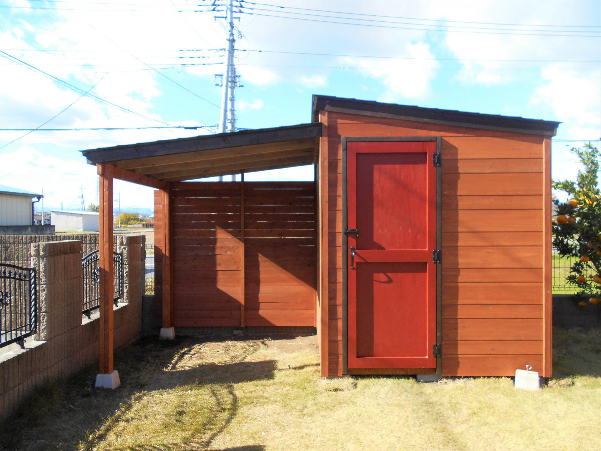 赤い扉の駐輪場付きオリジナル木製物置